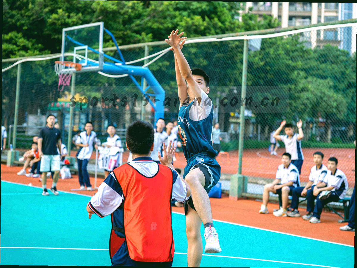 训练场看台台阶的斜向构图，层层向上的座阶暗示梯队分层
